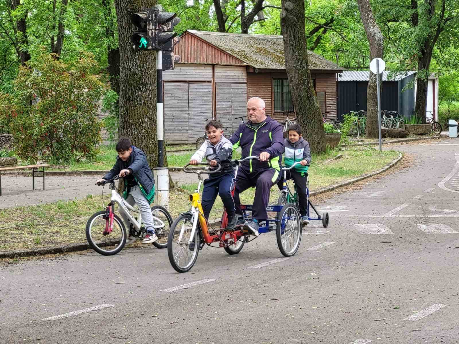 Élményekkel teli gurulás a KRESZ parkban 