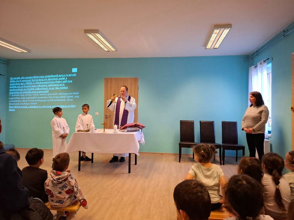  Hamvazó mise az óvodában az alsós tanulókkal együtt 